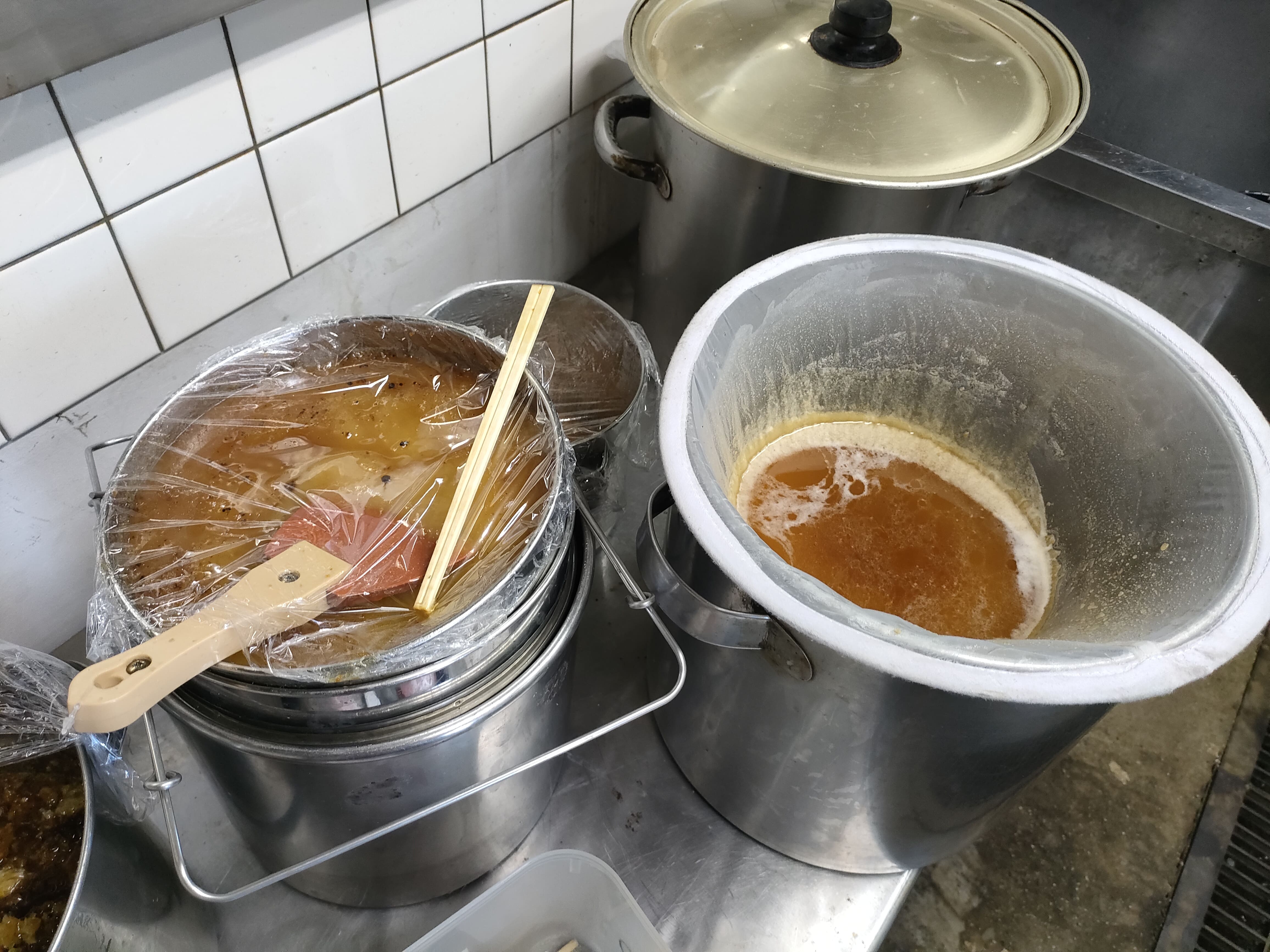 容器で保管中の蜂蜜